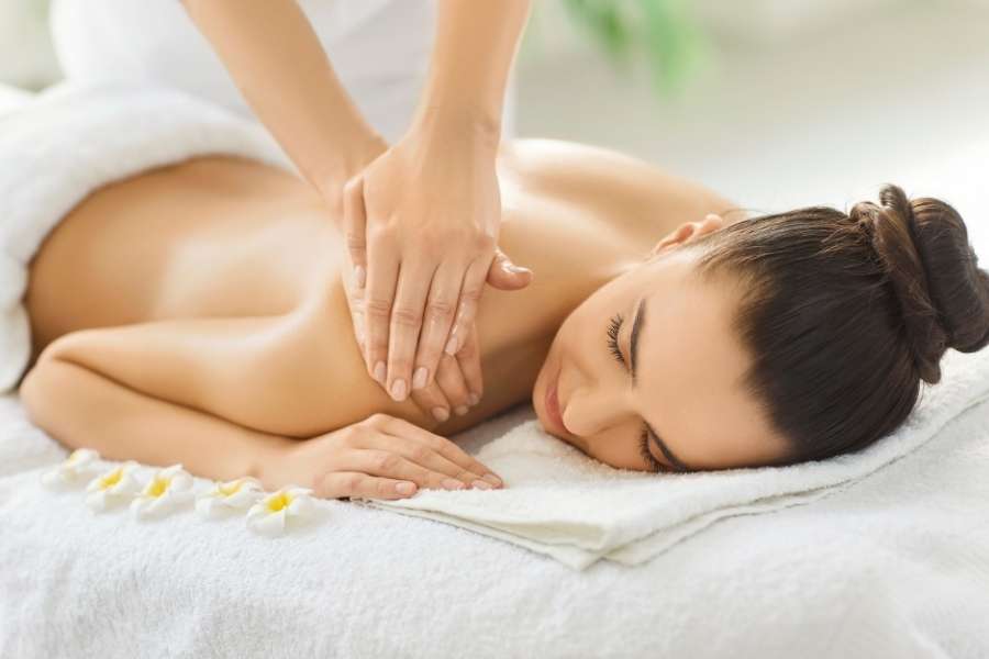 Massage relaxant du dos en spa illustrant les bienfaits du massage